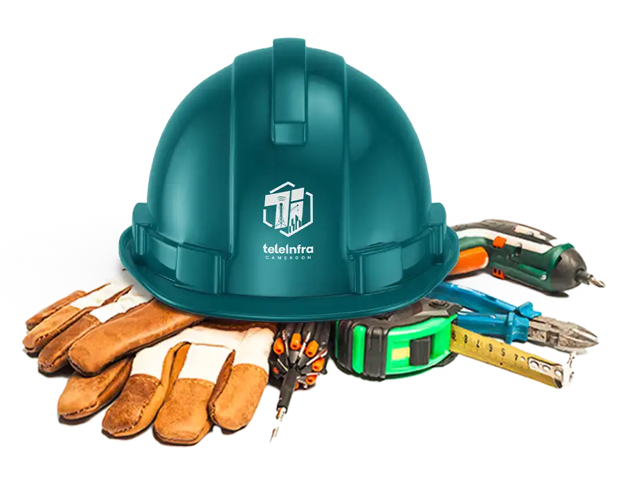 Casque de chantier posé avec des gang et le logo Teleinfra